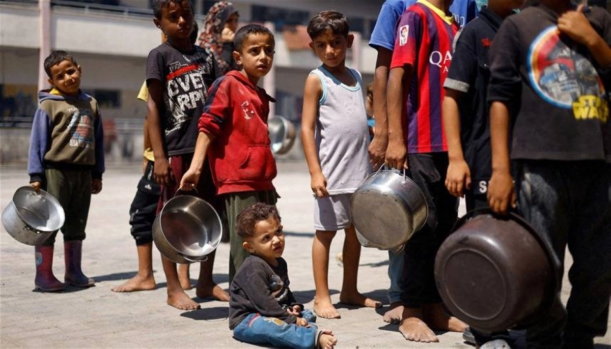 


أطفال غزاويون ينتظرون دورهم للحصول على الطعام                                                              (مكة) 