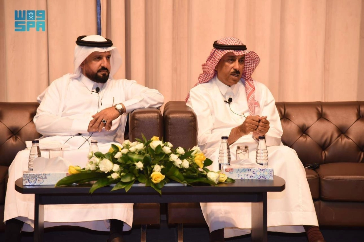 


المعيقل متحدثا خلال الملتقى               (مكة) 