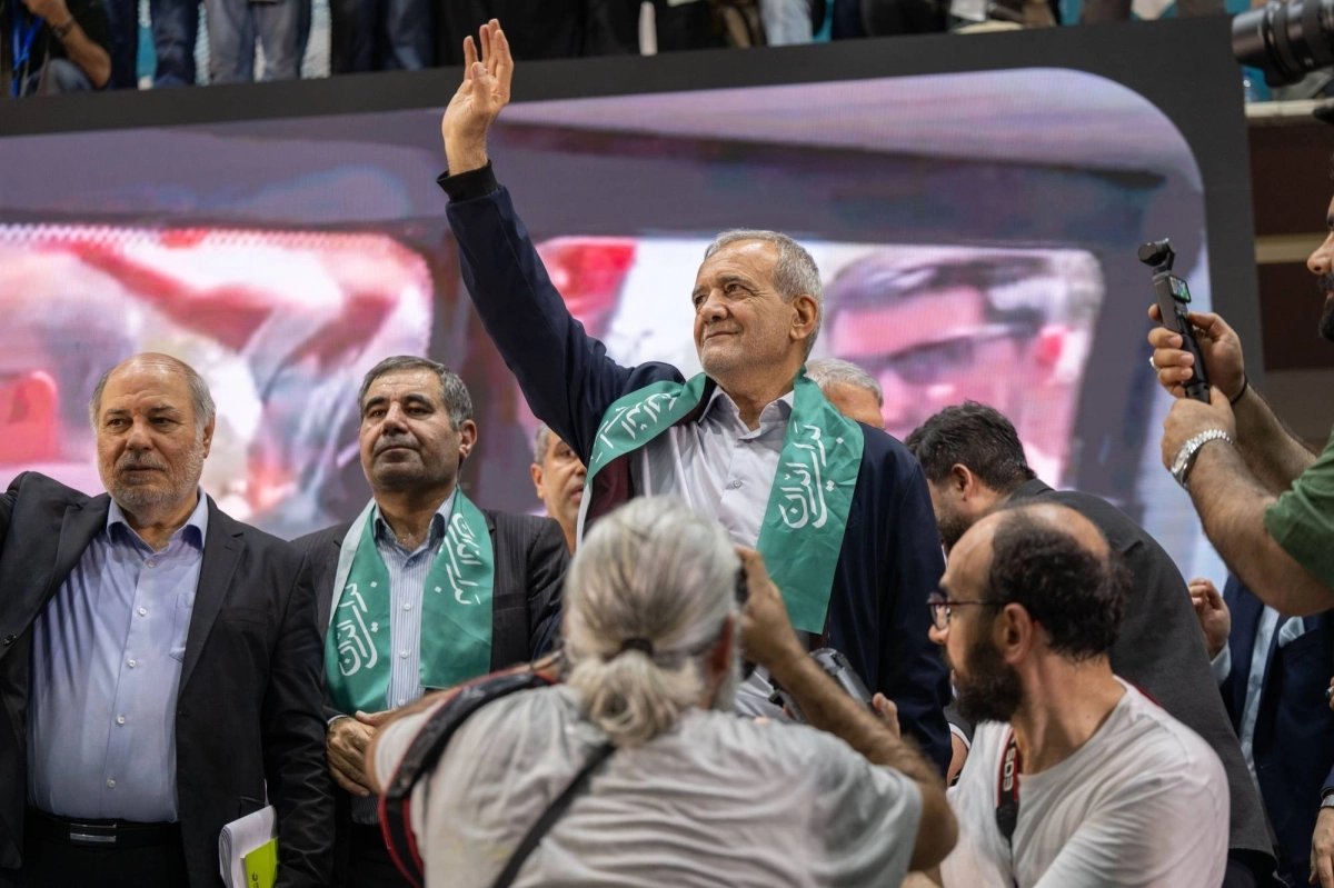 


مسعود بيزشكيان يحتفل بالفوز برئاسة إيران                              (د ب أ) 