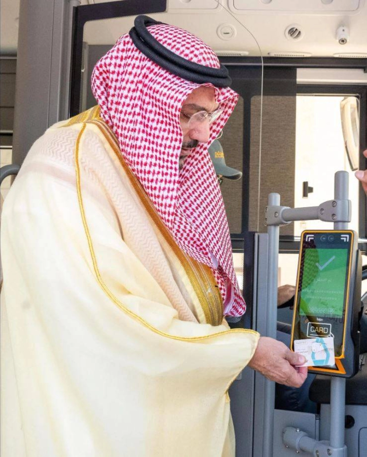 أمير القصيم أثناء تجربة إحدى الحافلات