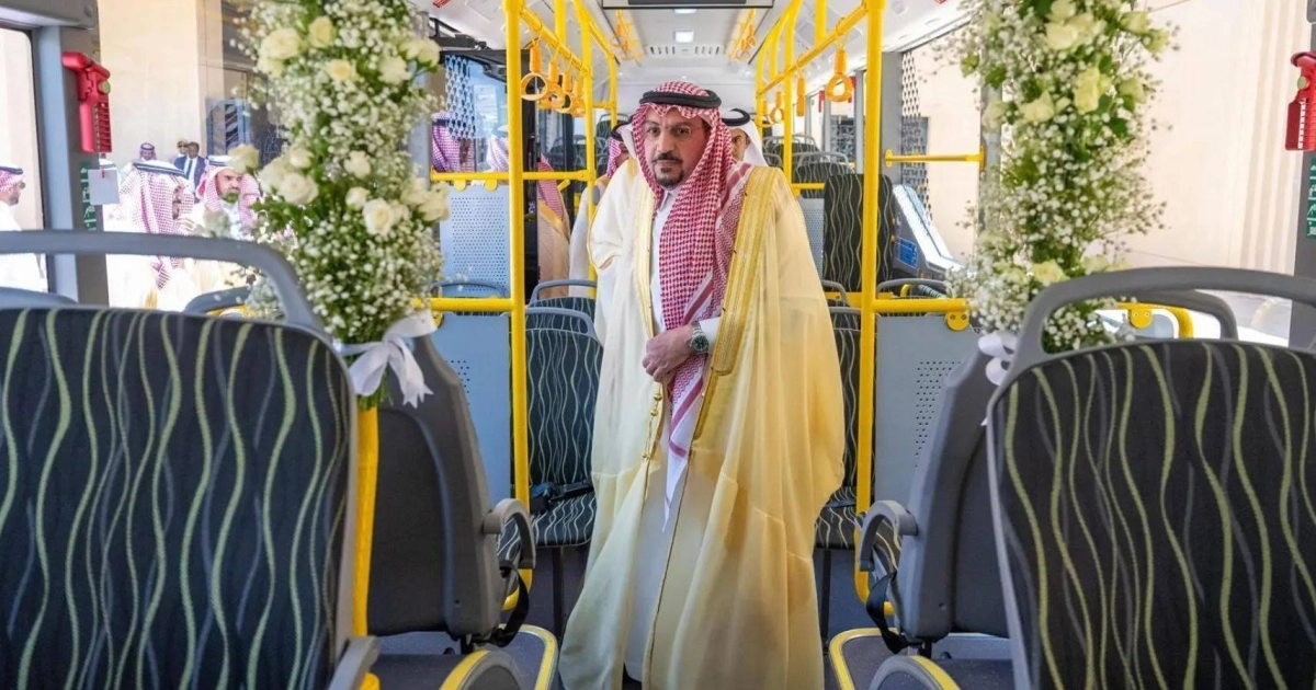 


 فيصل بن مشعل في إحدى الحافلات                              (مكة) 