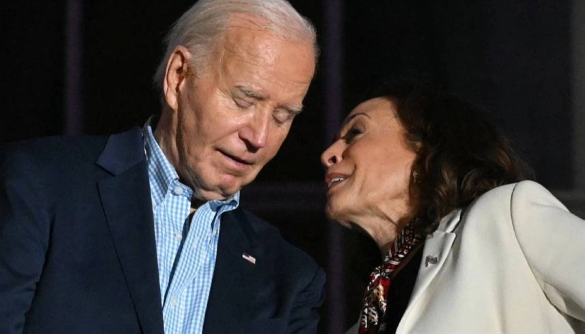 


كامالا هاريس تهمس في أذن بايدن                                                  (مكة) 