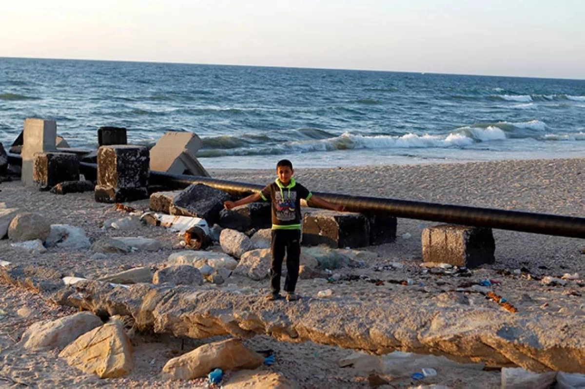 طفل يوفر المياه من البحر                                                                      (مكة)