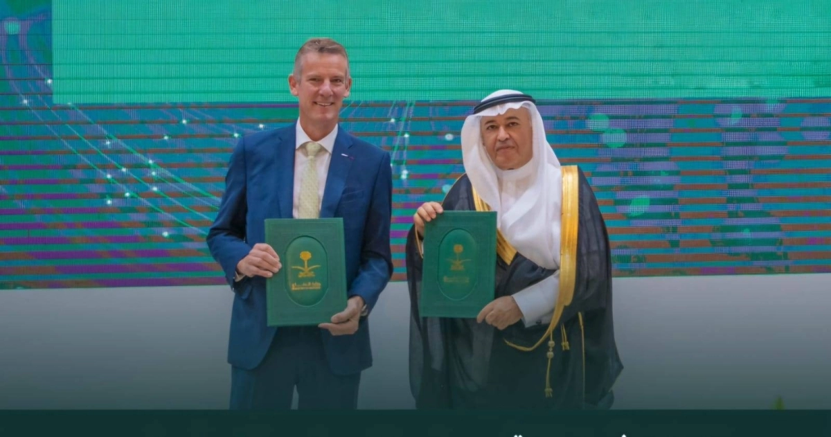 


من مراسم توقيع العقد                                           (مكة) 