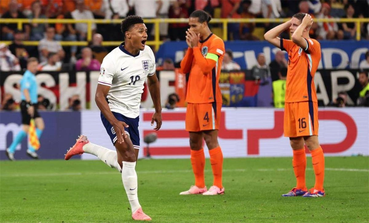 


واتكينز بعد تسجيله هدف الفوز 