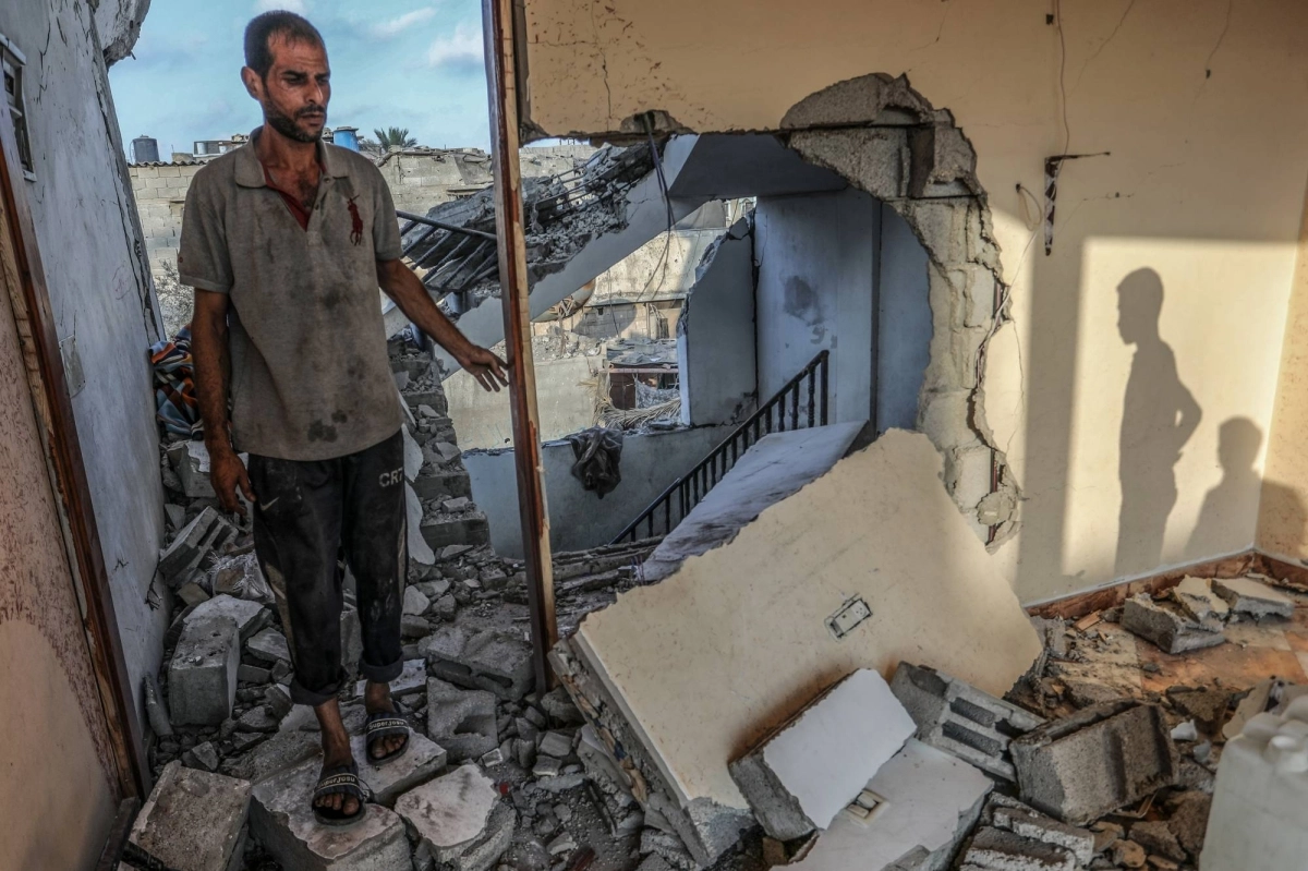 بيوت مهدمة على من فيها