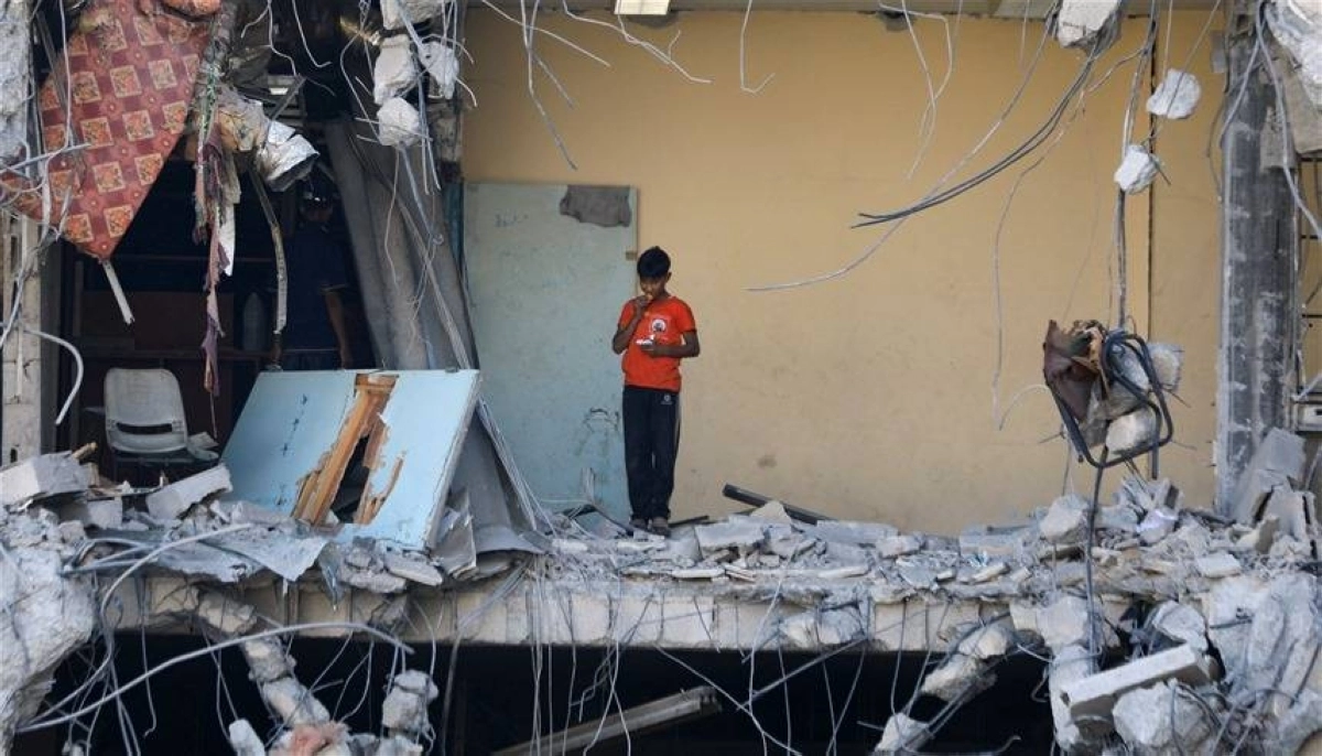 طفل باق في منزله المهدوم