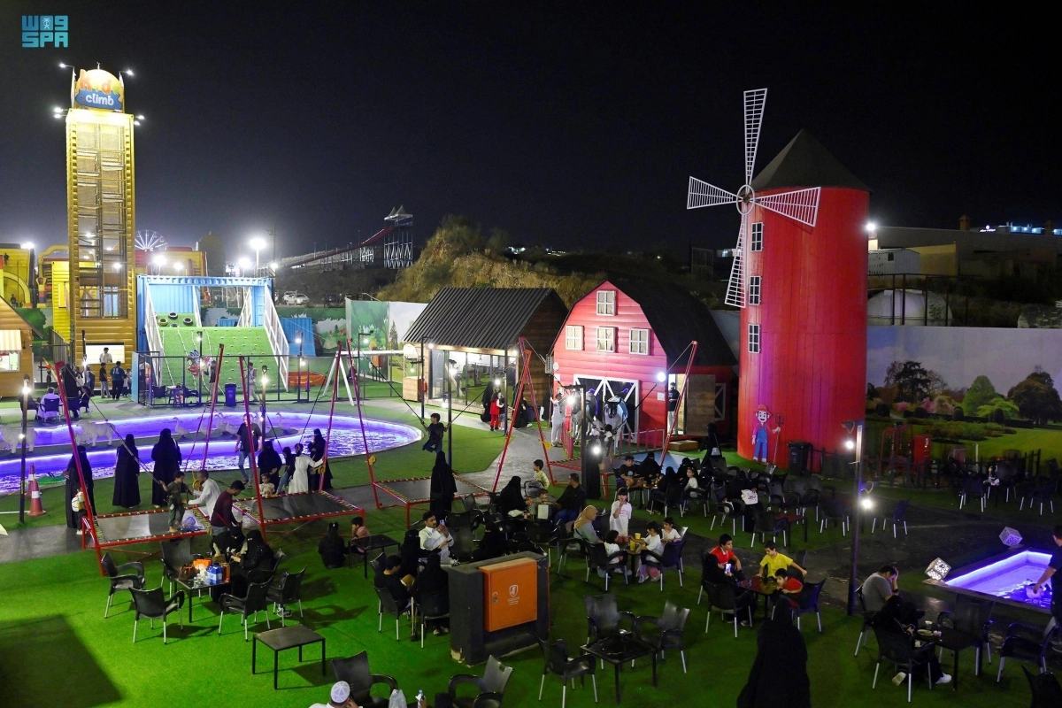 


سياح ومتنزهون خلال وجودهم بطريق المئة                                                             (مكة) 