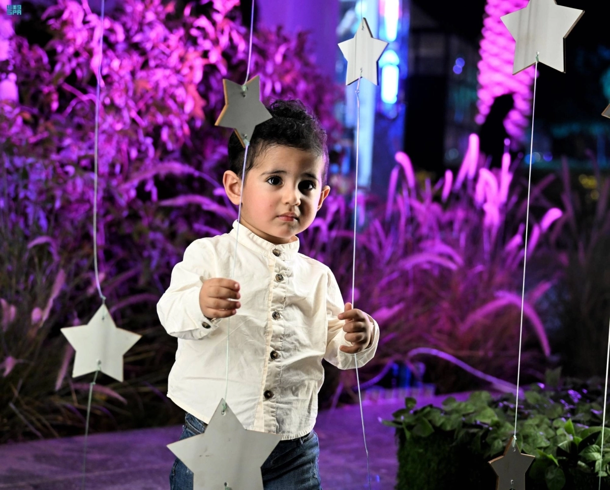 


الفرحة تبدو على وجوه الصغار 