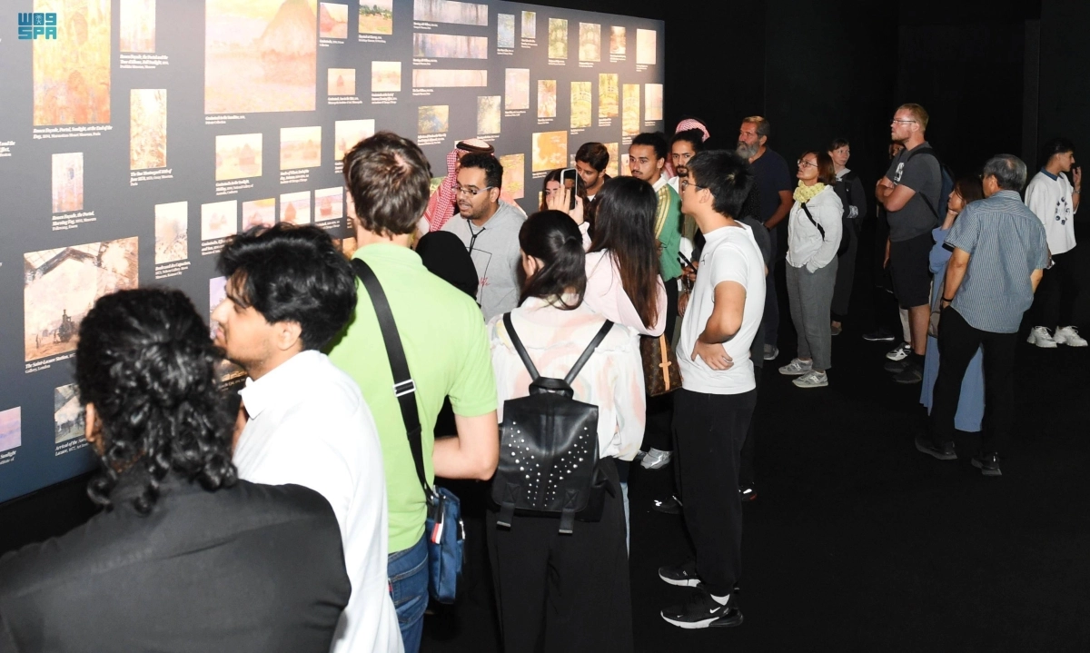 


وفد الجامعة خلال اطلاعه على اللوحات                                              (مكة) 