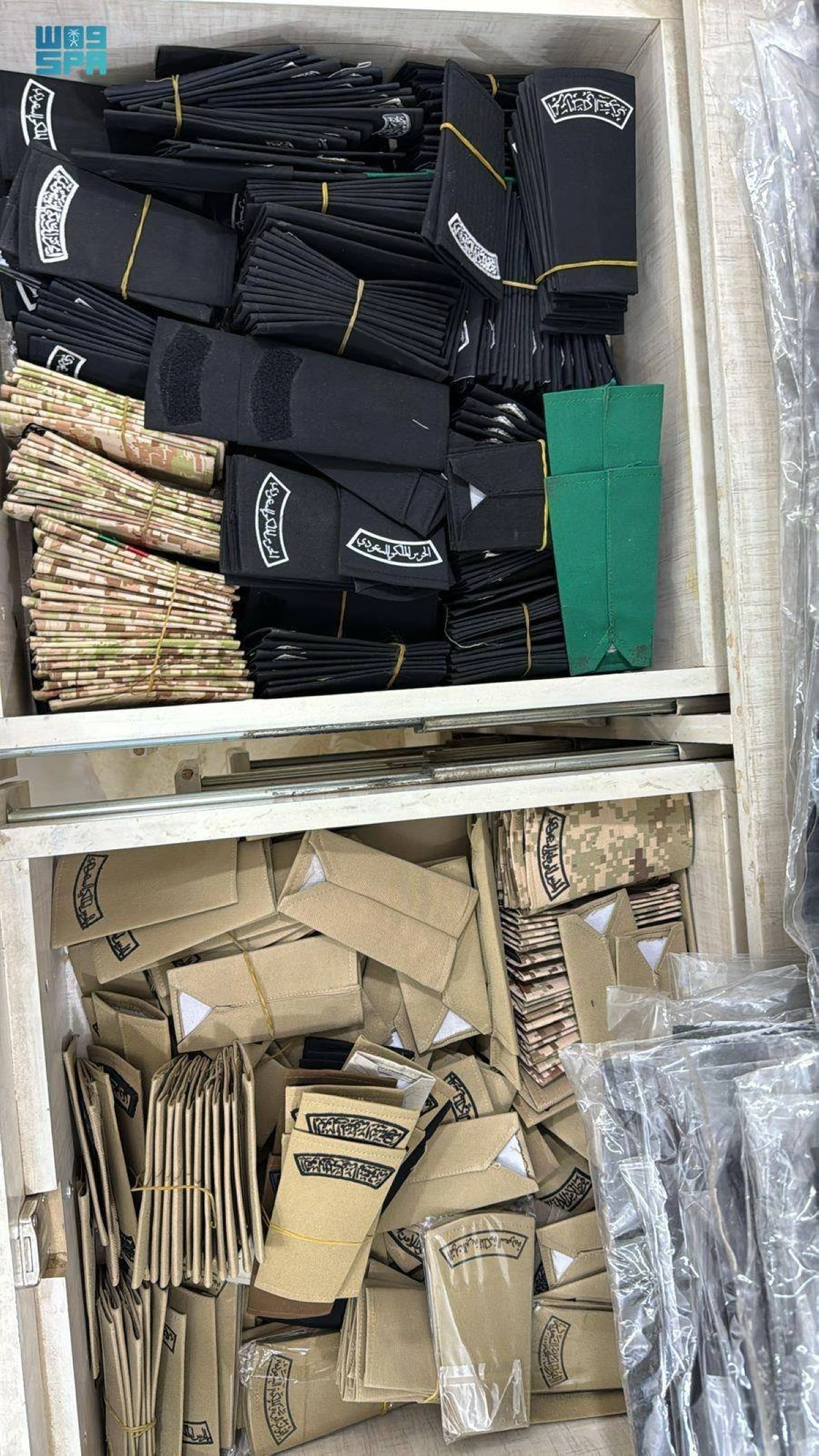 


الرتب والشعارات العسكرية المصادرة                        (مكة) 