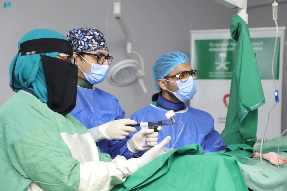 


الفريق يجري عملية جراحة قلب مفتوح في حضرموت             (واس) 