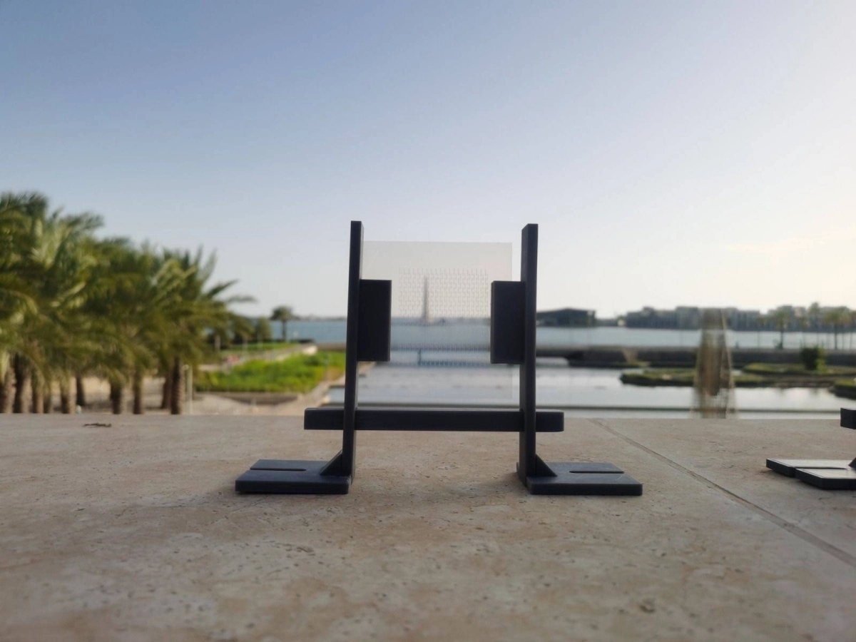 يمكن رؤية منارة كاوست من خلال سطح ذكي شفاف قابل لإعادة التشكيل صممه علماء الجامعة.