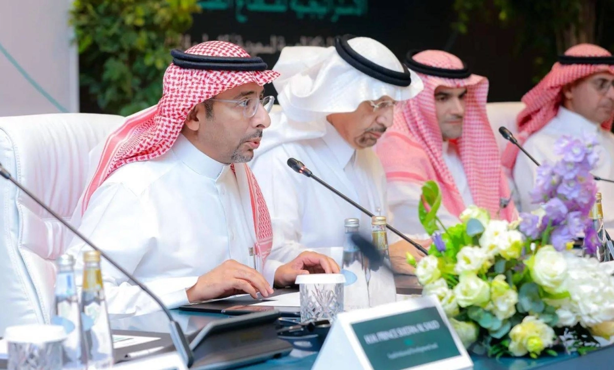 


الخريف متحدثا في اللقاء 