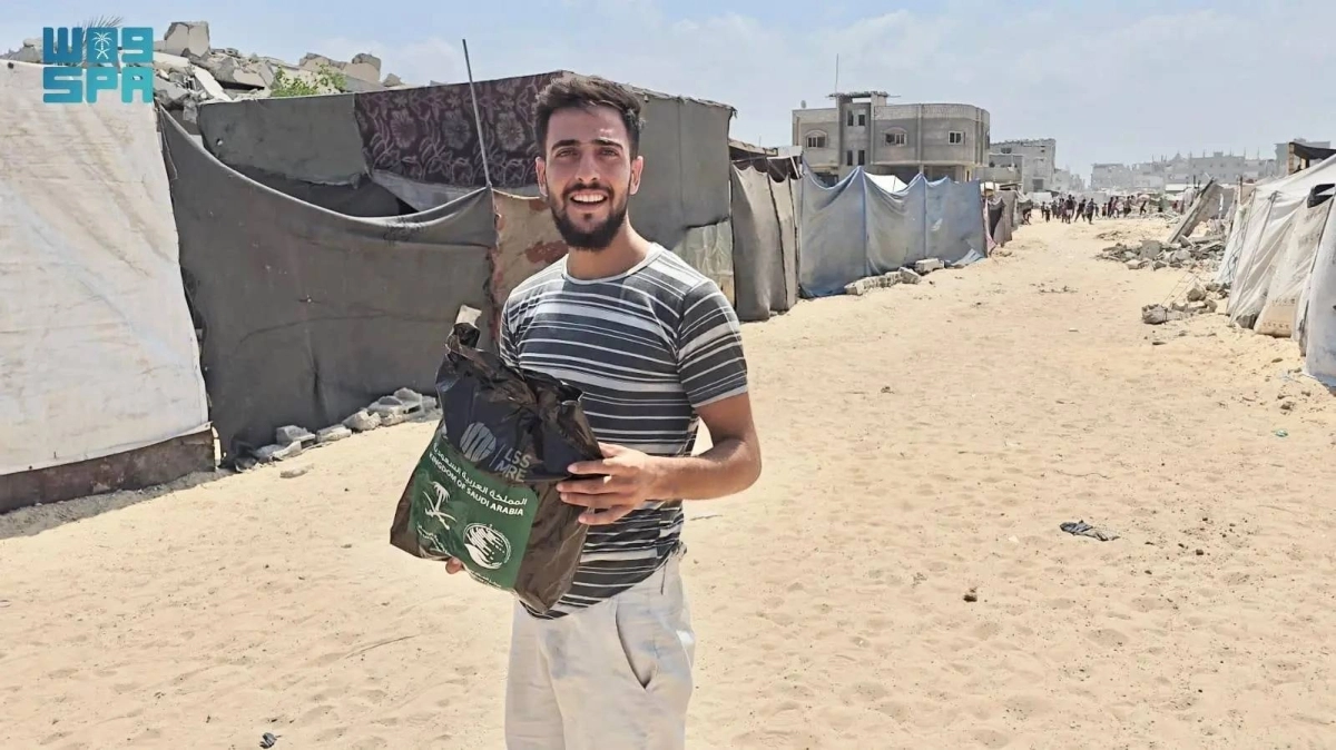 


شاب حصل على سلة غذائية 