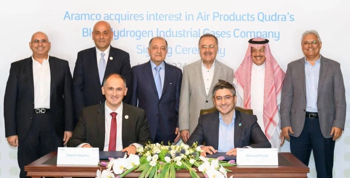 


أثناء التوقيع على الاتفاقية 