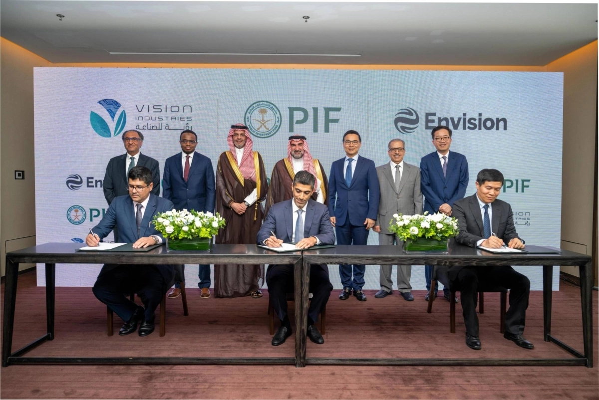 


من توقيع إحدى الاتفاقيات 