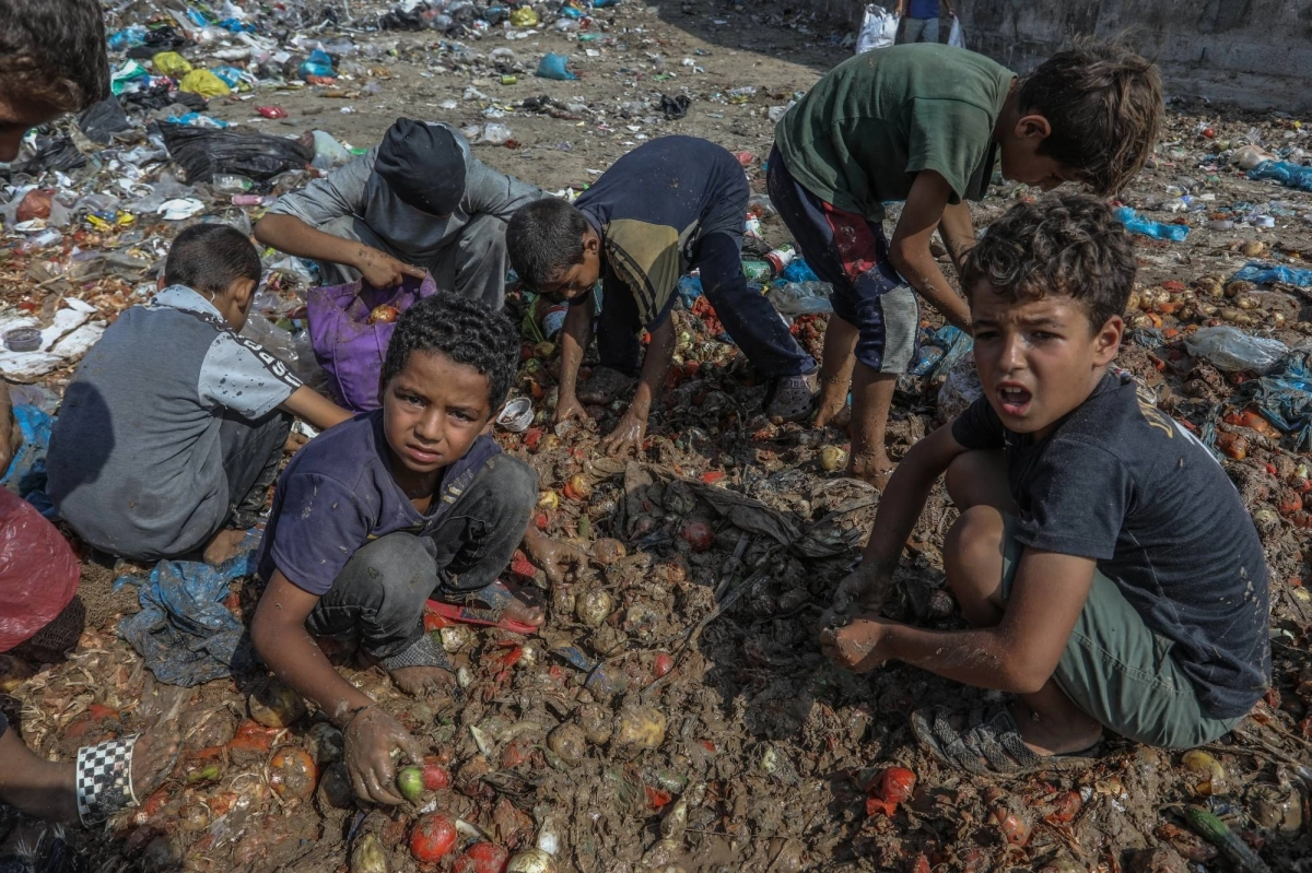 


أطفال يجمعون ما تبقى من خضار بعد ضرب السوق الشعبي 
