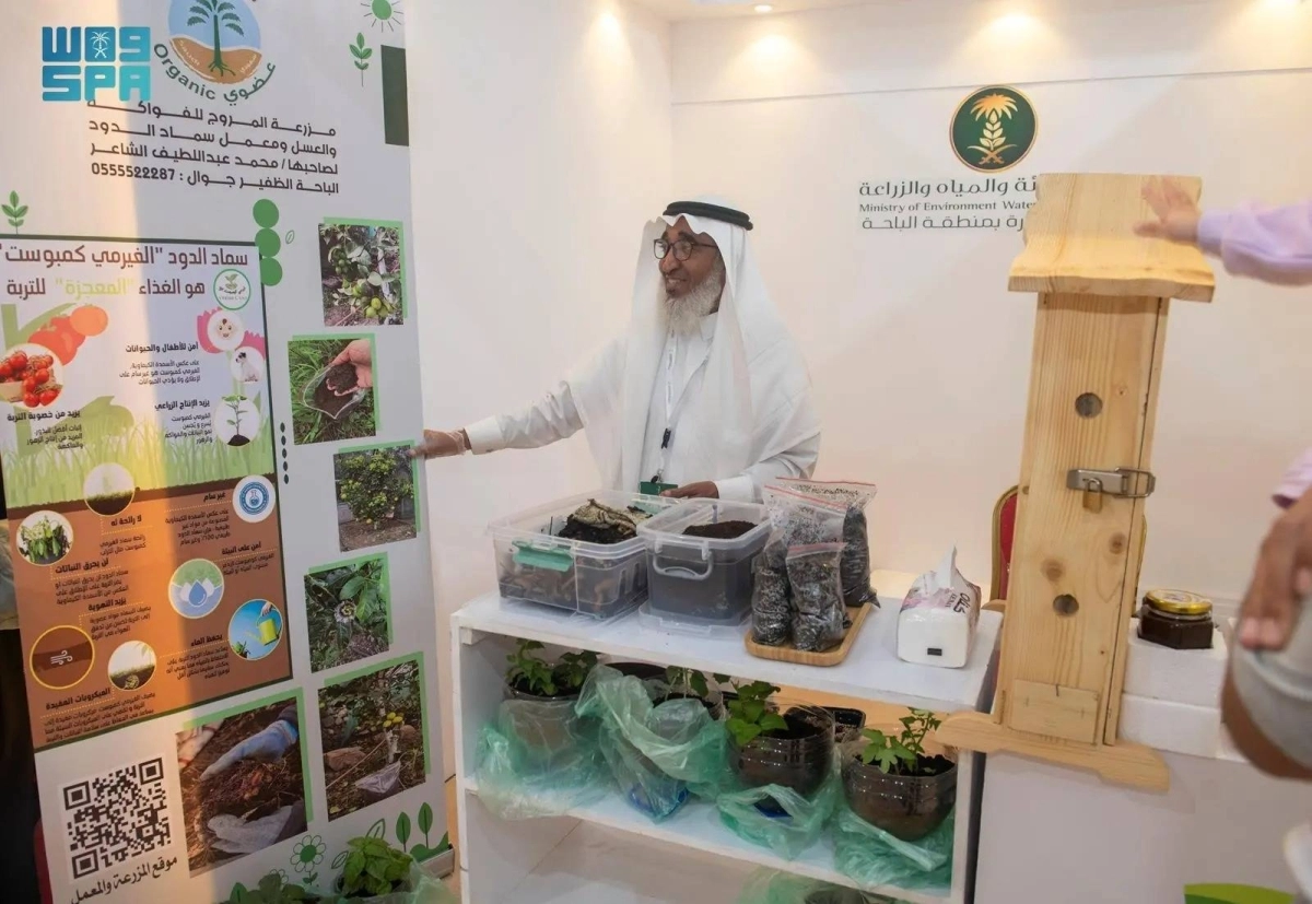 


المزارع الشاعر يشرح داخل معمله                                                  (مكة) 