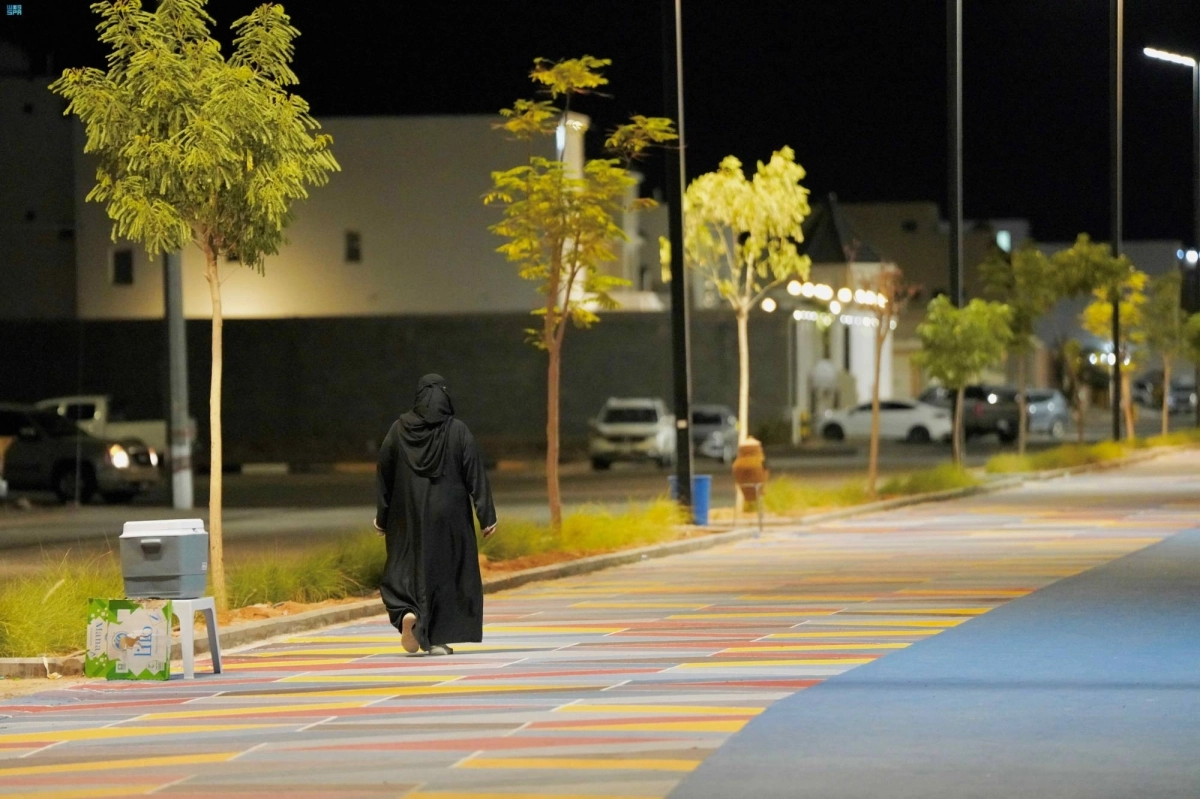 


عوائل تمارس رياضة المشي                                                                (مكة) 