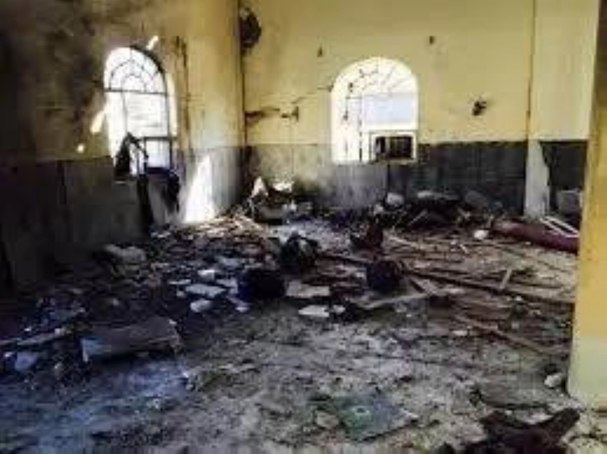 


دمار أحدثه الحوثيون داخل أحد المساجد 