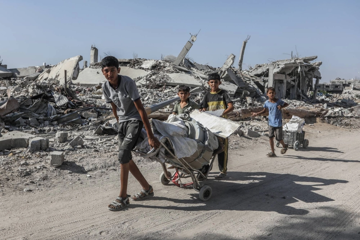 


آليات بدائية لرفع الأنقاض في غزة                                                   (د ب أ) 