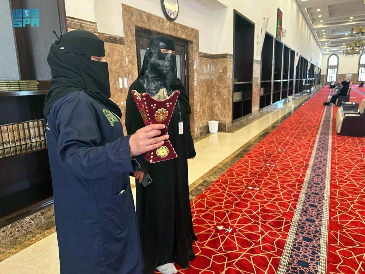 


من أعمال تنظيم المصليات        (مكة) 