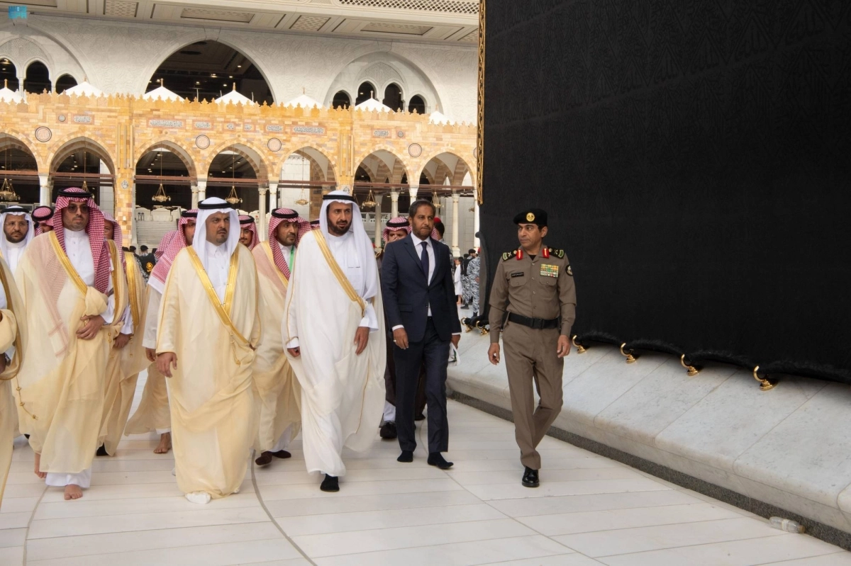 


سعود بن مشعل خلال تشرفه بغسل الكعبة                                                                       (مكة) 