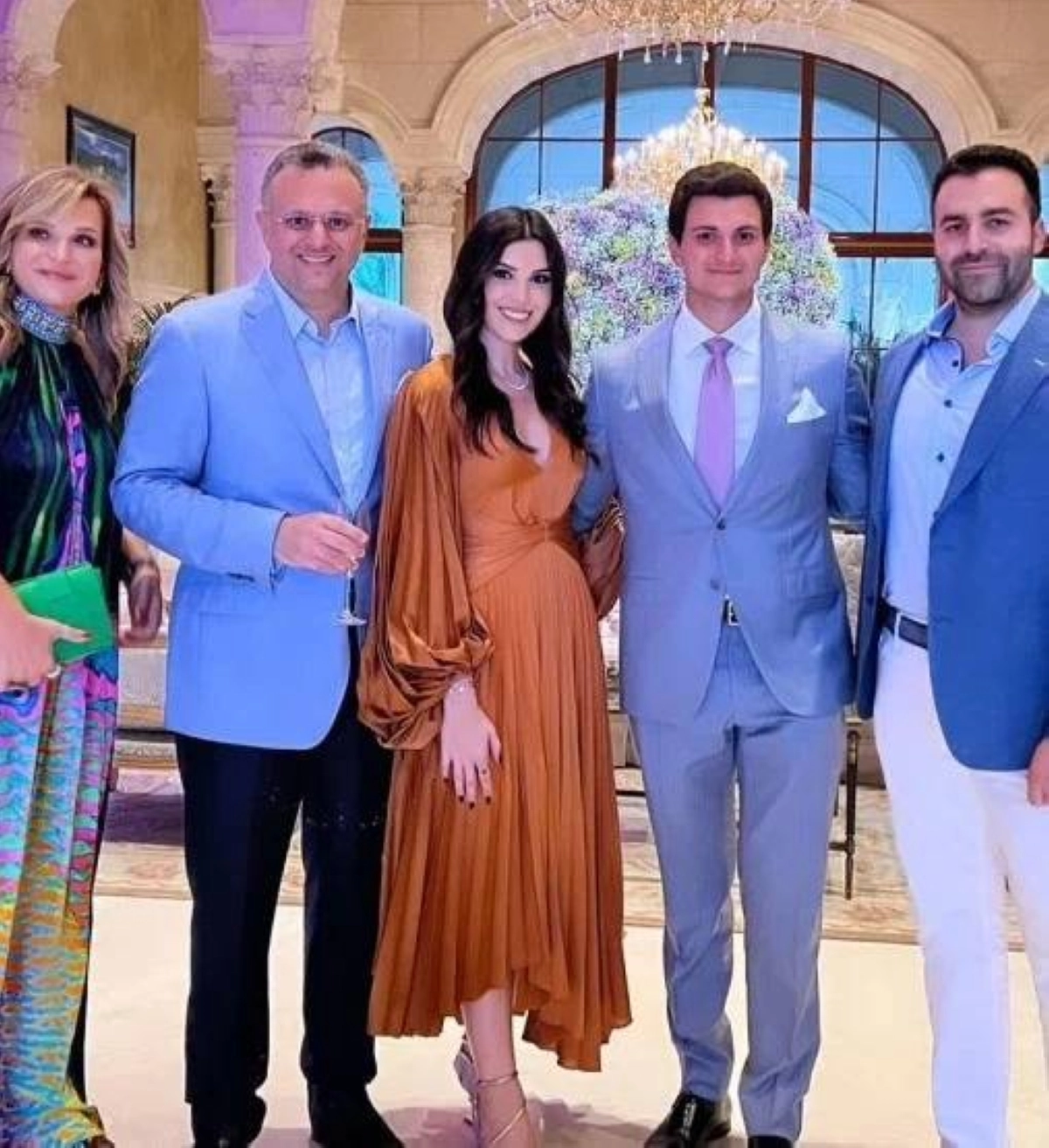 


مسعد بولس وابنه وبينهما ابنة ترمب                 (مكة) 