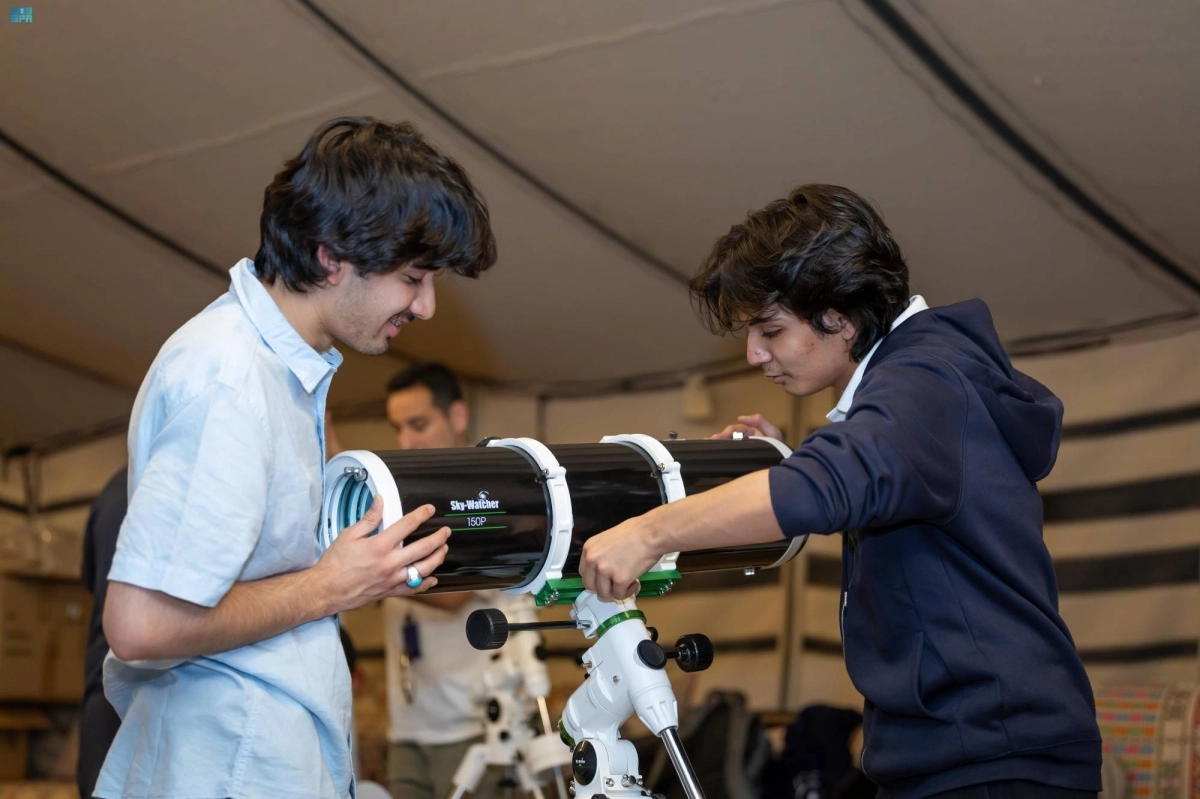 


موهوبون خلال عملية الرصد                (مكة) 