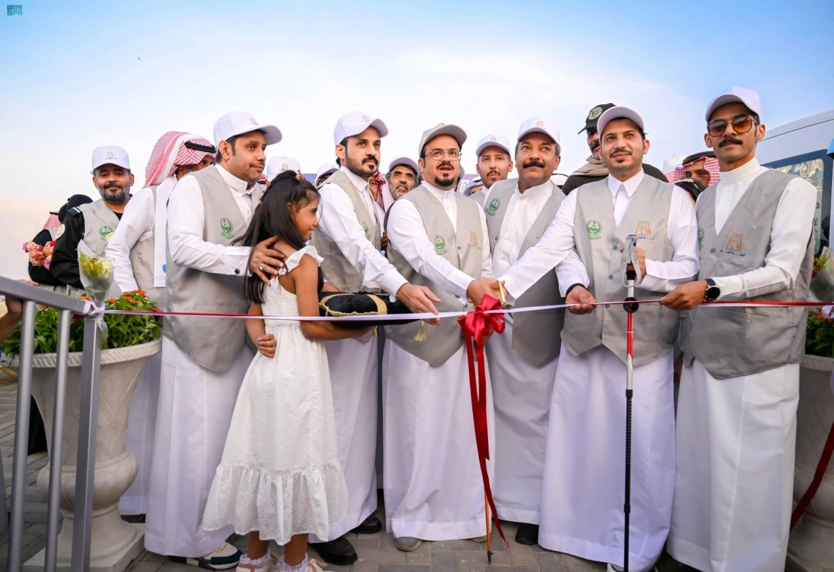 


السواط خلال تدشين الممشى                   (مكة) 