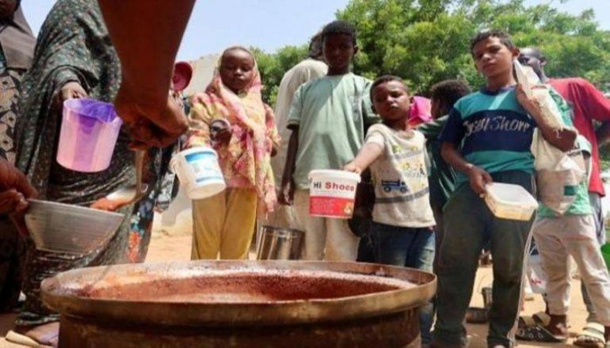 


أطفال ينتظرون توزيع الطعام                                                    (مكة) 