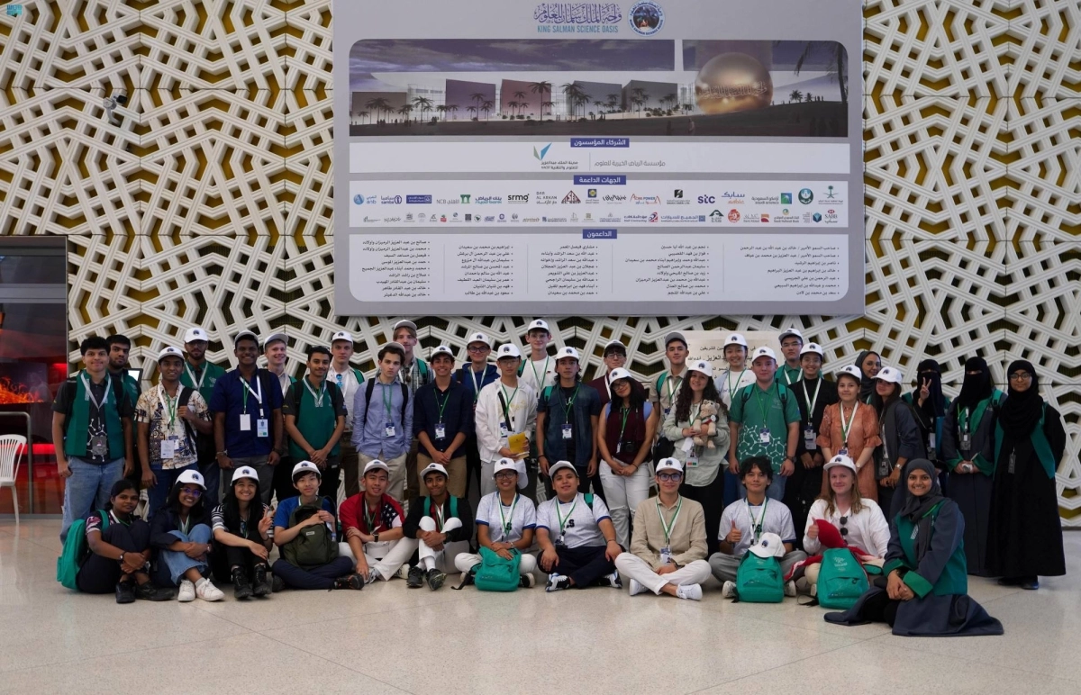 


صورة جماعية للطلاب الموهوبين خلال الزيارة              (مكة) 