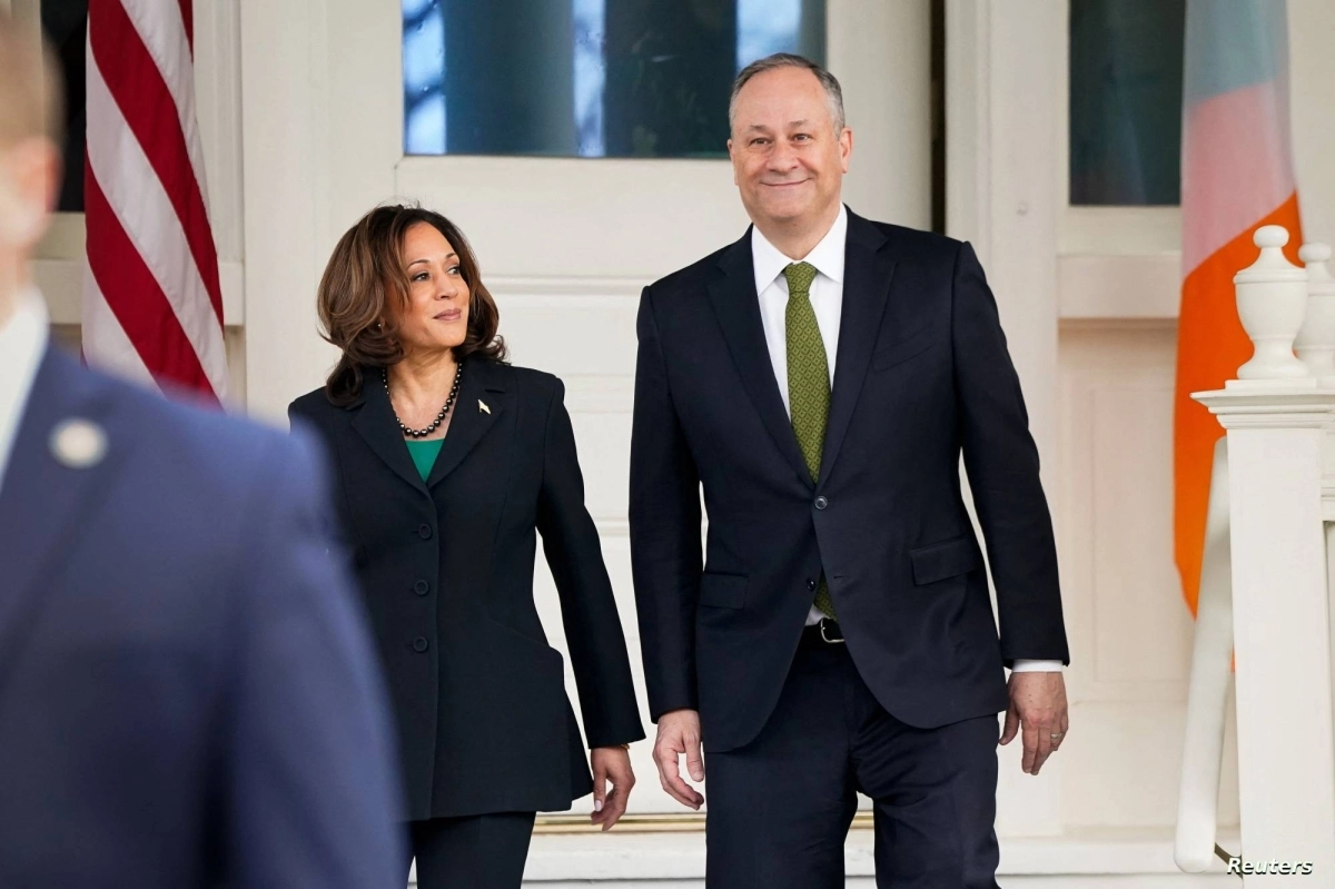 


كمالا هاريس وزوجها دوغ إيمهوف                                    (مكة) 