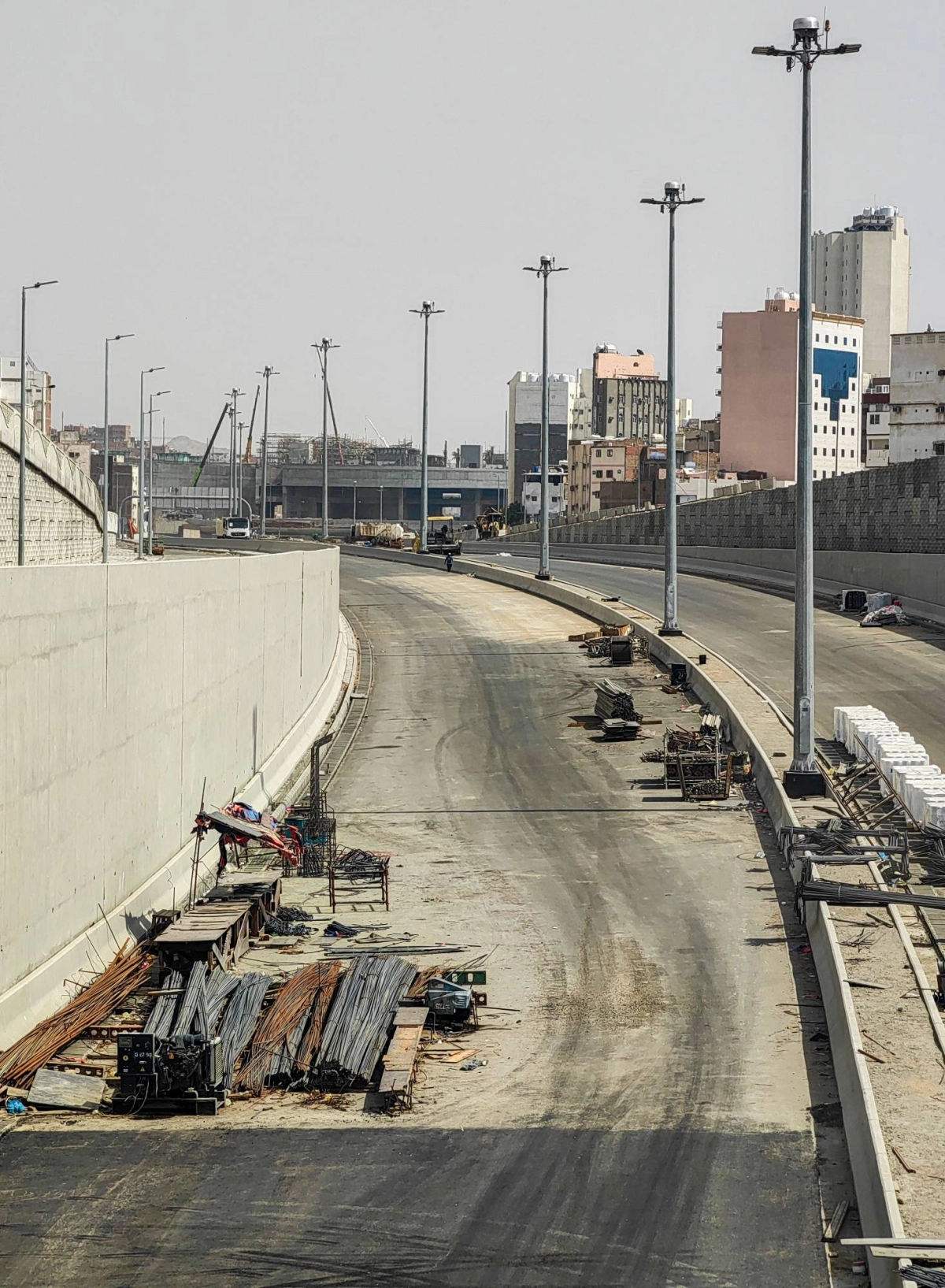 
بدأت ملامح المراحل المتبقية لمشروع الدائري الثاني في الظهور بالعاصمة المقدسة، حيث شارع الطندباوي الذي يربط جنوب مكة بشمالها،
بطول 5 كلم «المرحلة الثانية». (أنس الحارثي)