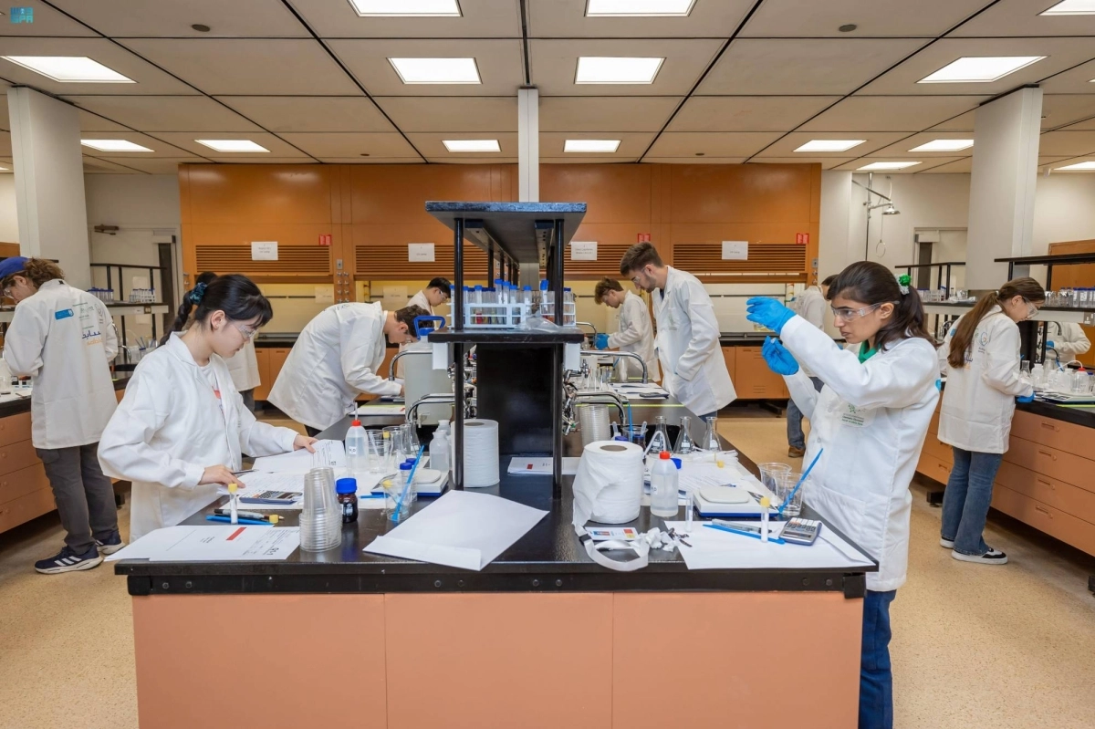 


طلاب خلال الاختبار العملي                            (مكة) 