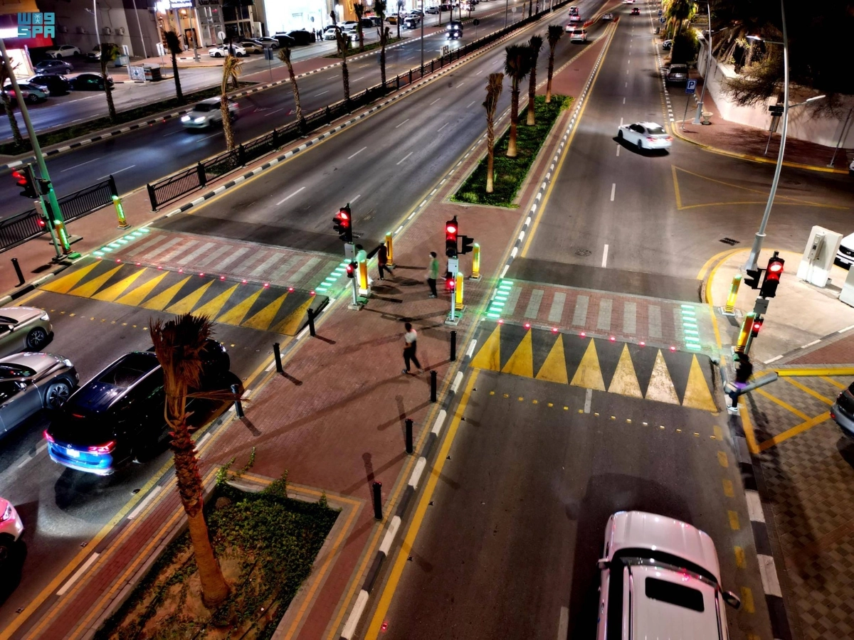 


الجبير خلال مناقشة برنامج تحسين المشهد الحضري                                             (مكة) 