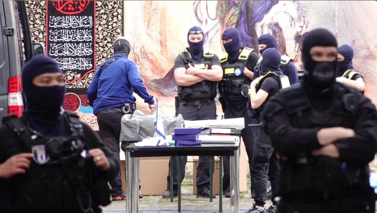 


قوات الشرطة الألمانية بعد تفتيش المركز                                              (د ب أ) 