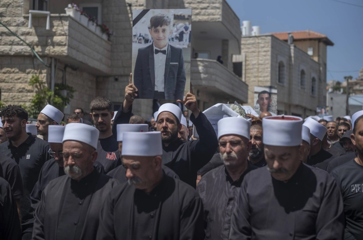 شيوخ يرفعون صور أحد الضحايا من الأطفال