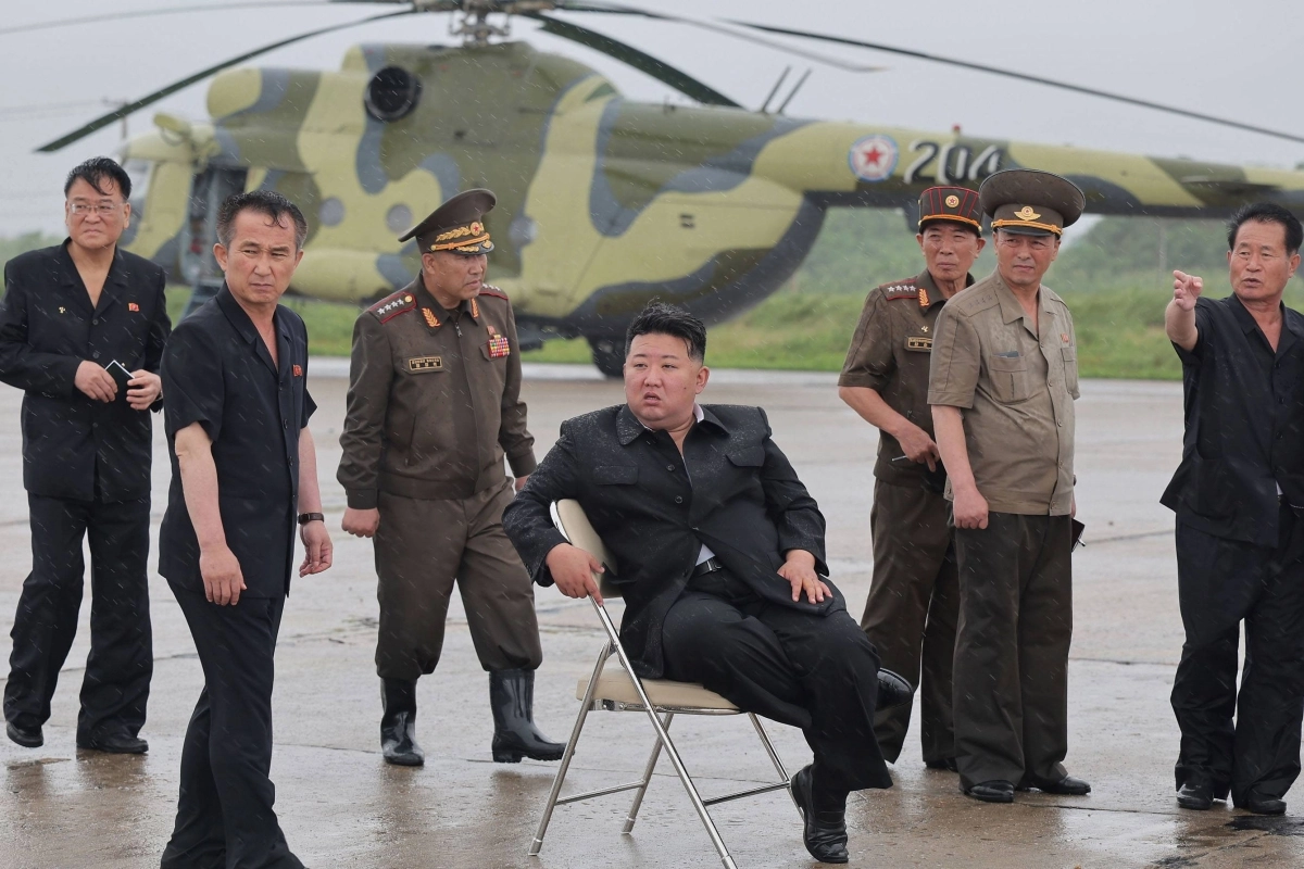 


كيم يتابع جالسا آثار الفيضانات                          (د ب أ) 