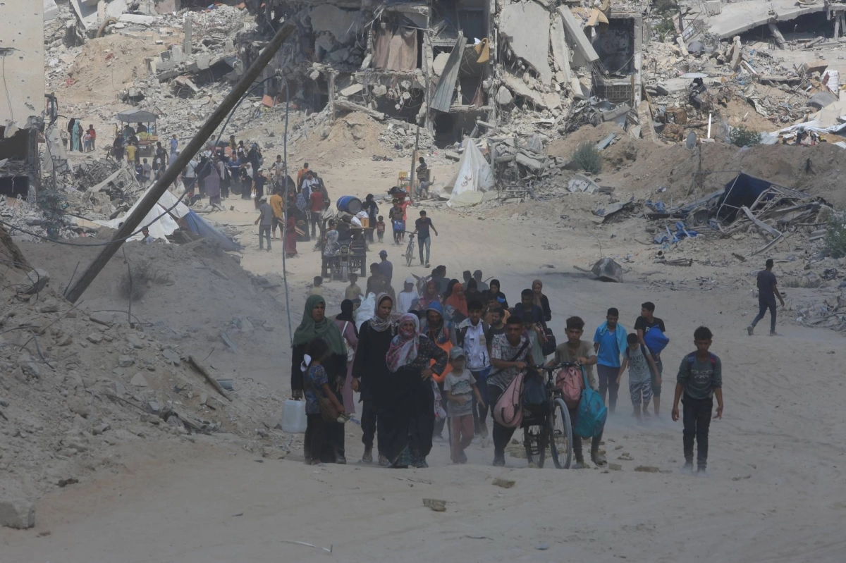 


نازحون فلسطينيون يعودون لتفقد منازلهم                                 (د ب أ) 