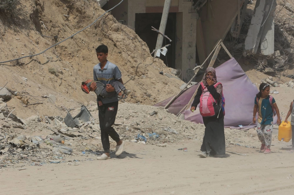 فلسطينيون يقفون على بيوتهم المهدومة