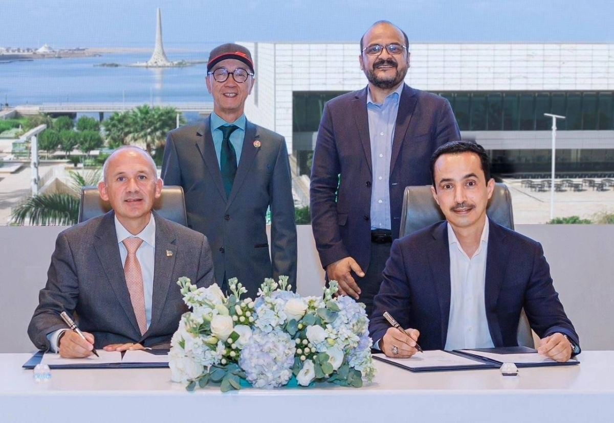 
النائب الأعلى للرئيس للتنسيق والإشراف التقني في أرامكوالسعودية، علي المشاري، ونائب رئيس مبادرة التحول الوطني في جامعة الملك عبدالله للعلوم والتقنية، إيان كامبل، يوقعان مذكرة التفاهم بحضور النائب التنفيذي للرئيس للتقنية والابتكار في أرامكوالسعودية، أحمد الخويطر، ورئيس جامعة الملك عبدالله للعلوم والتقنية، توني تشان.