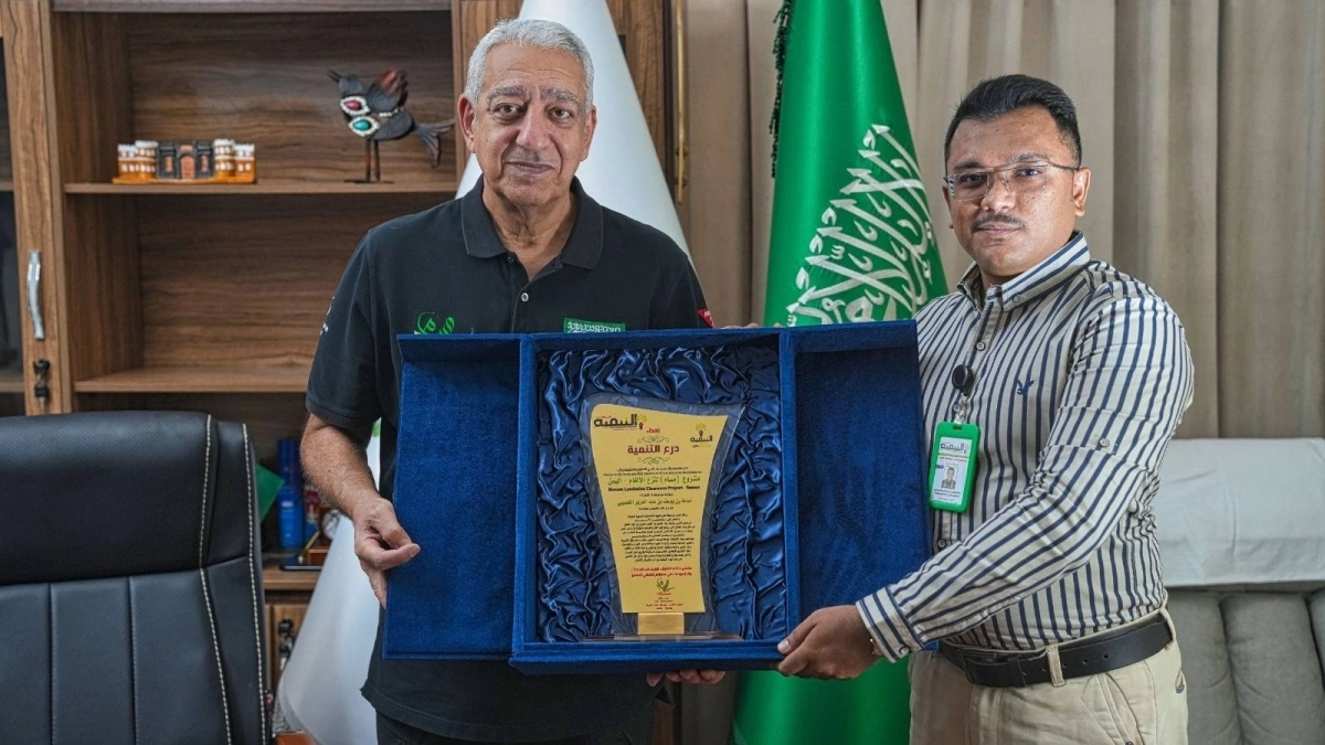 القصيبي يتسلم (درع التنمية) من معتز الميسوري