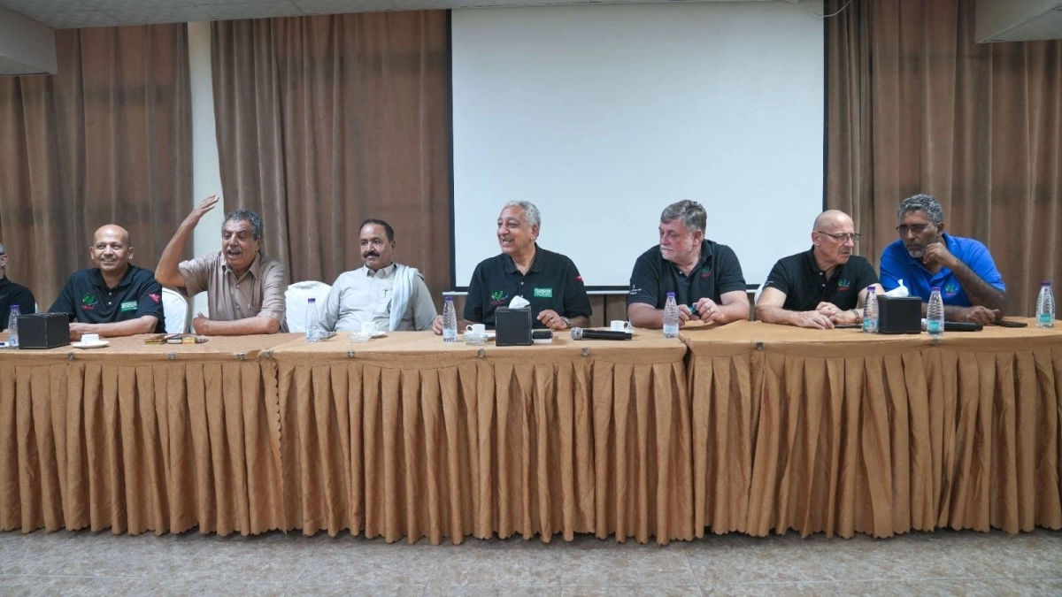 أسامة القصيبي متوسطاً قيادات المشروع والعميد الركن أمين عقيلي والعميد قائد هيثم