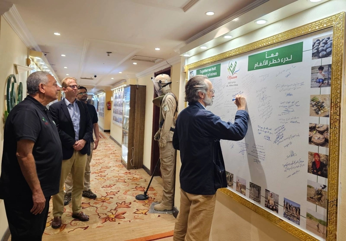 جوليان هارنيس يوقع على اللوحة التذكارية في مقر «مسام» في عدن