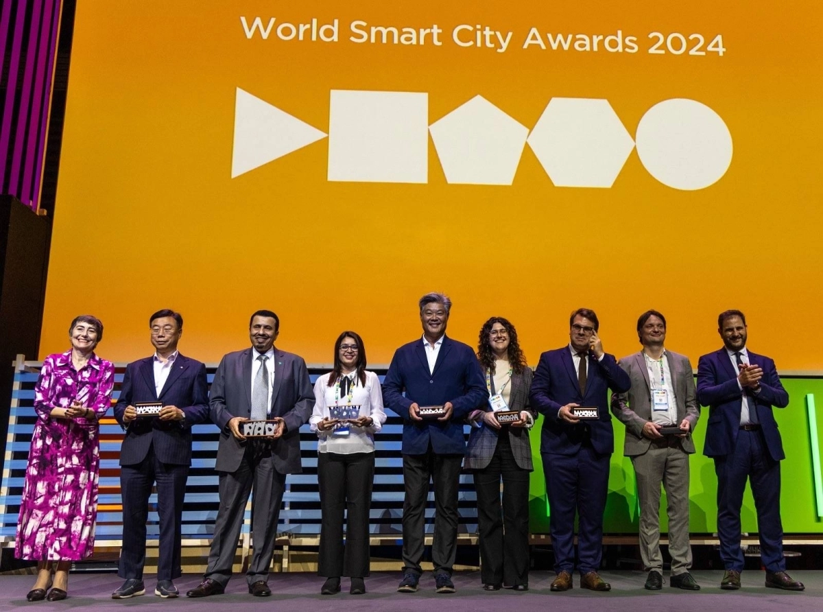 نائب الرئيس لتشغيل الأحياء السكنية في أرامكو السعودية، محمد عبدالله السلطان، الثالث من اليسار، يتسلم جائزة الشركة خلال حفل توزيع جوائز المدن الذكية.