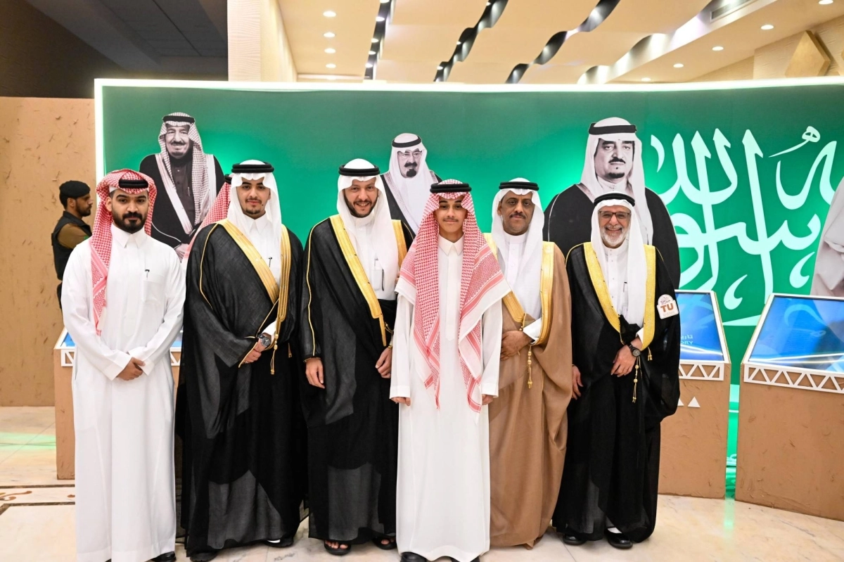 محافظ الطائف ورئيس جامعة الطائف مع أسرة الخريج العدواني