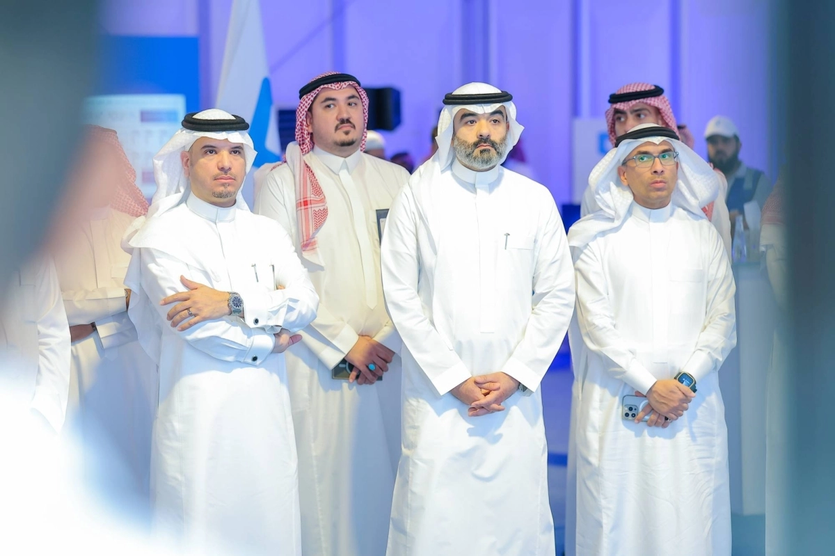 وزير الاتصالات وتقنية المعلومات يتوسط منسوبي موبايلي