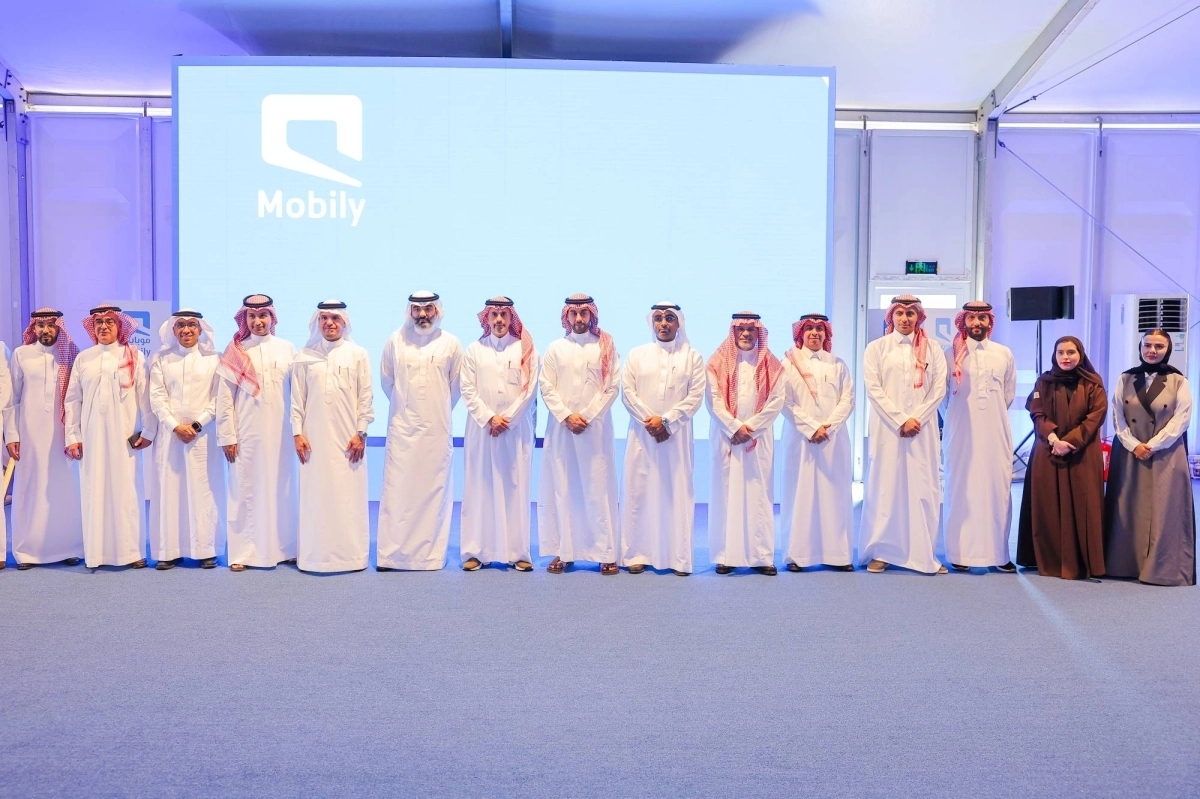 وزير الاتصالات وتقنية المعلومات يتوسط منسوبي موبايلي